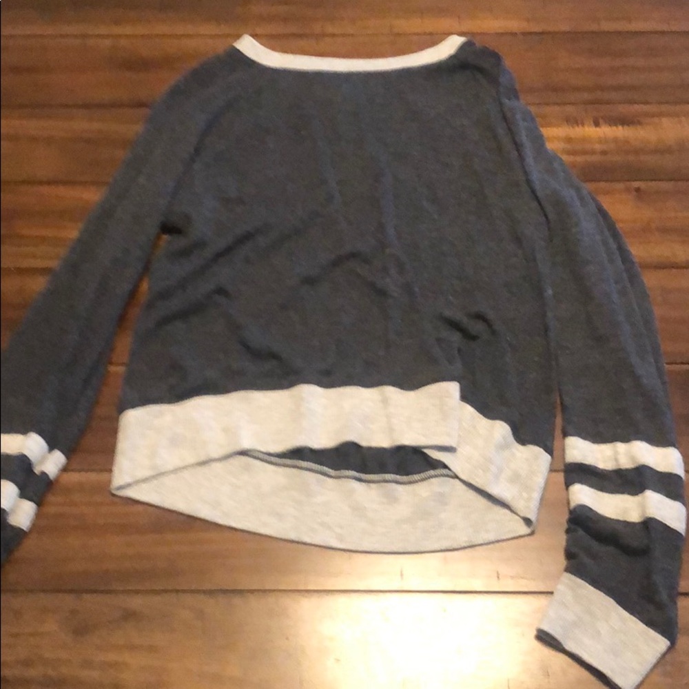 Gray long sleeve T-shirt